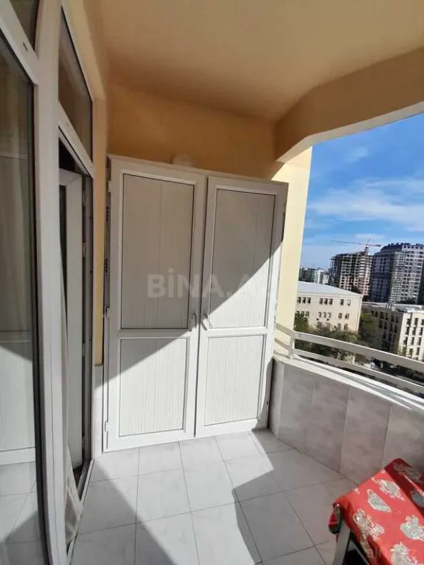 Satılır 4 otaqlı mənzil 205 m²