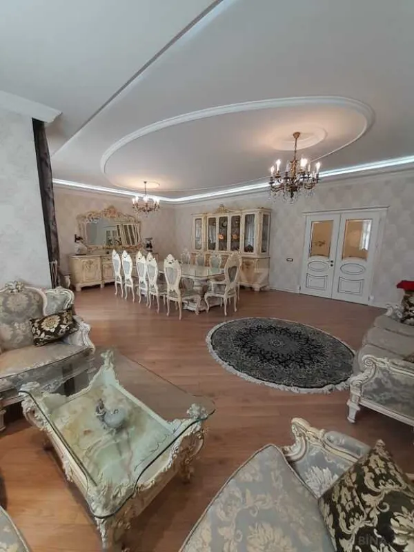 Satılır 4 otaqlı mənzil 205 m²