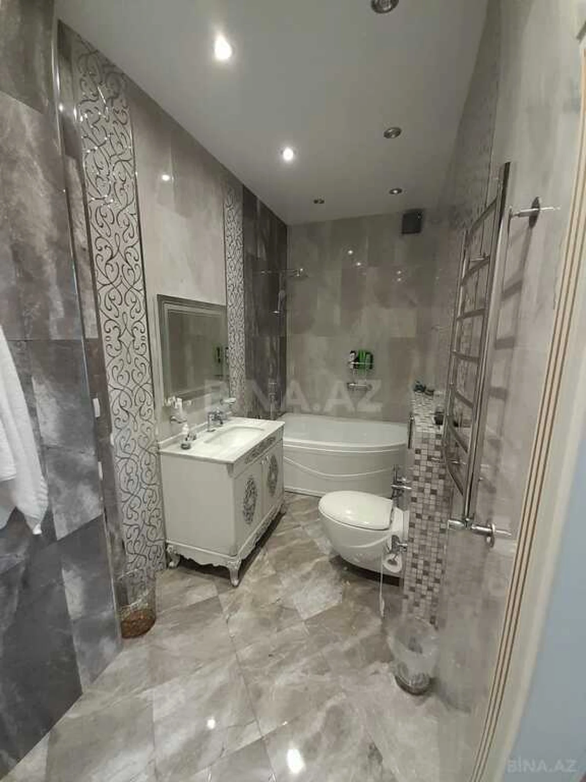 Satılır 4 otaqlı mənzil 205 m²