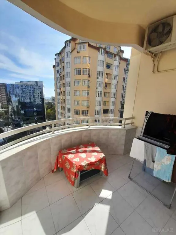 Satılır 4 otaqlı mənzil 205 m²