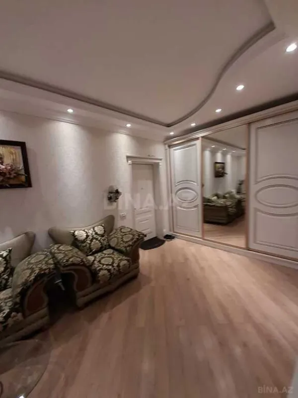 Satılır 4 otaqlı mənzil 205 m²