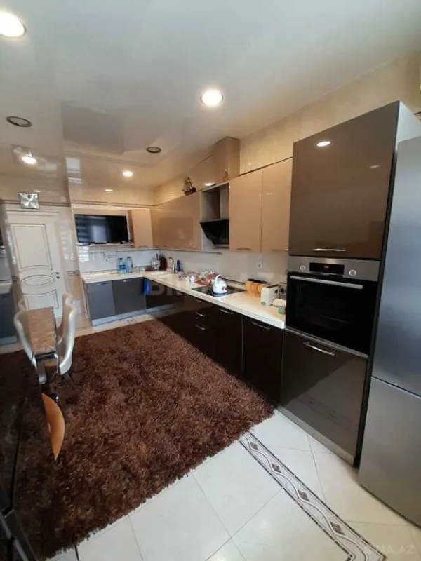 Satılır 4 otaqlı mənzil 205 m²