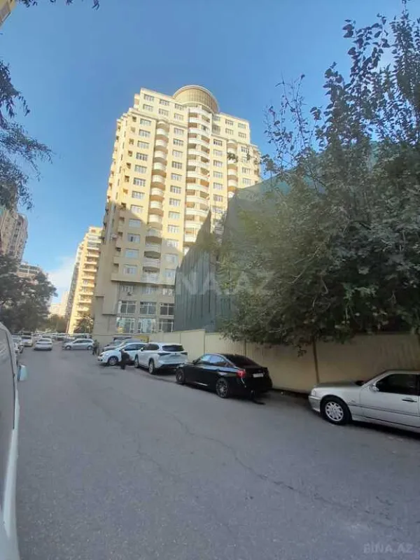 Satılır 4 otaqlı mənzil 205 m²