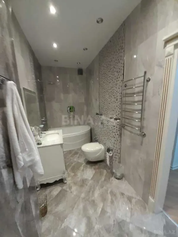 Satılır 4 otaqlı mənzil 205 m²