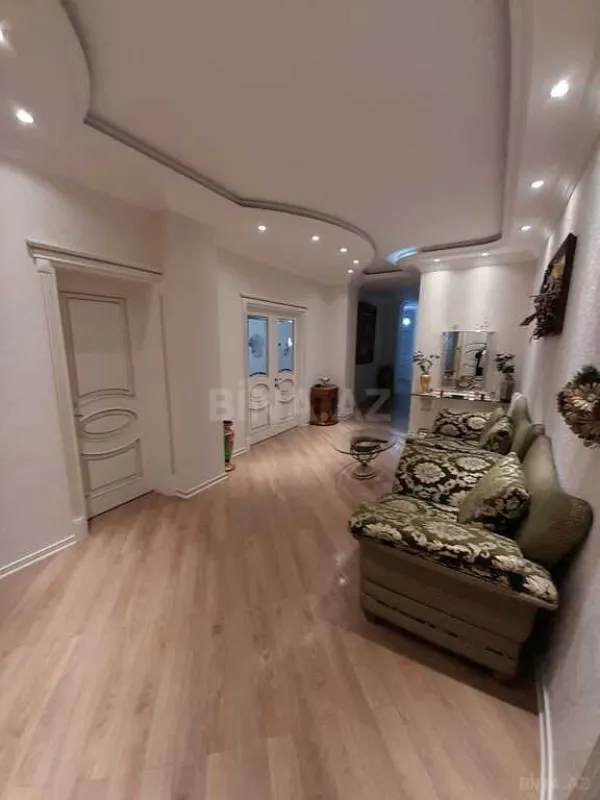 Satılır 4 otaqlı mənzil 205 m²