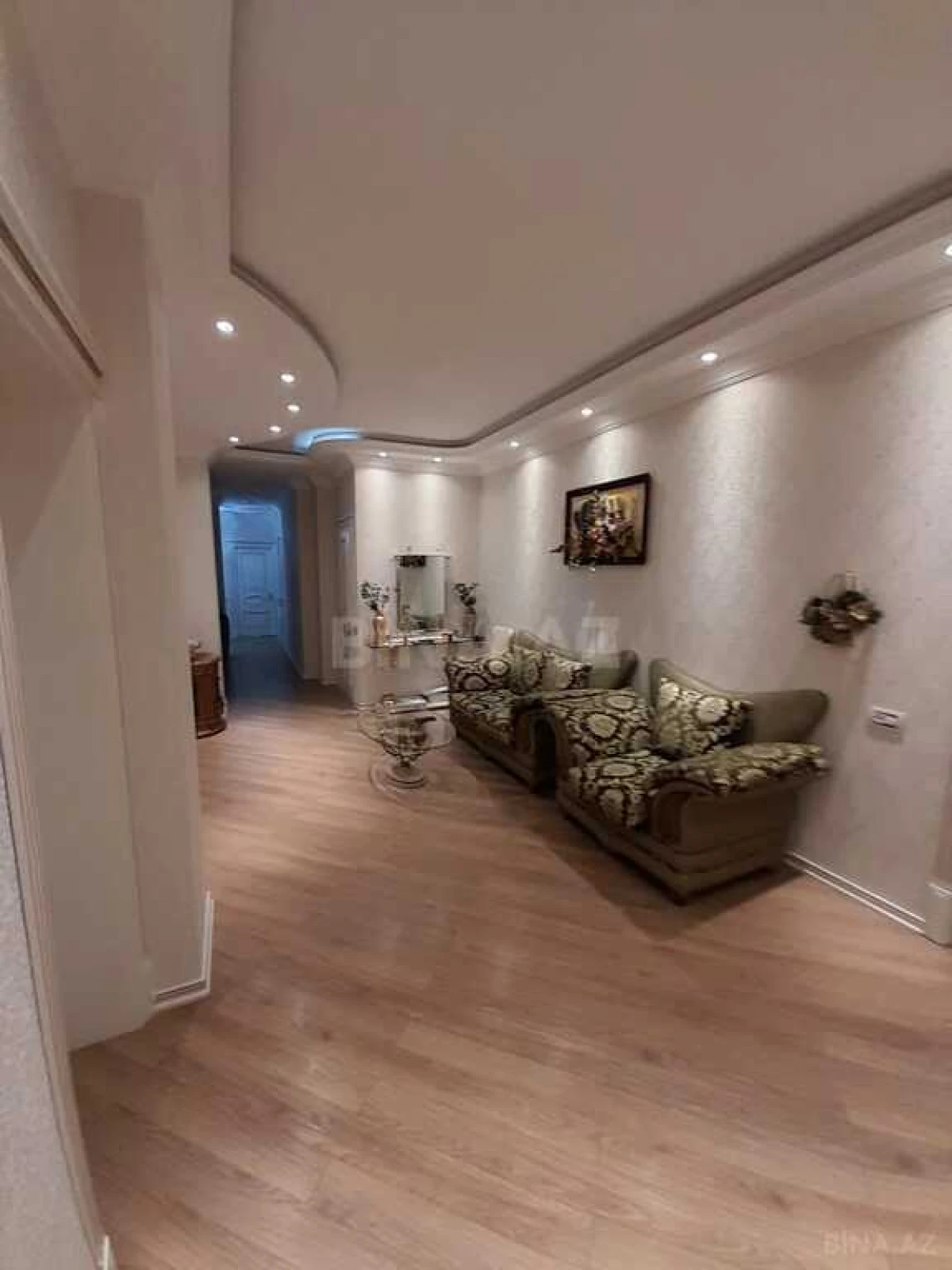 Satılır 4 otaqlı mənzil 205 m²