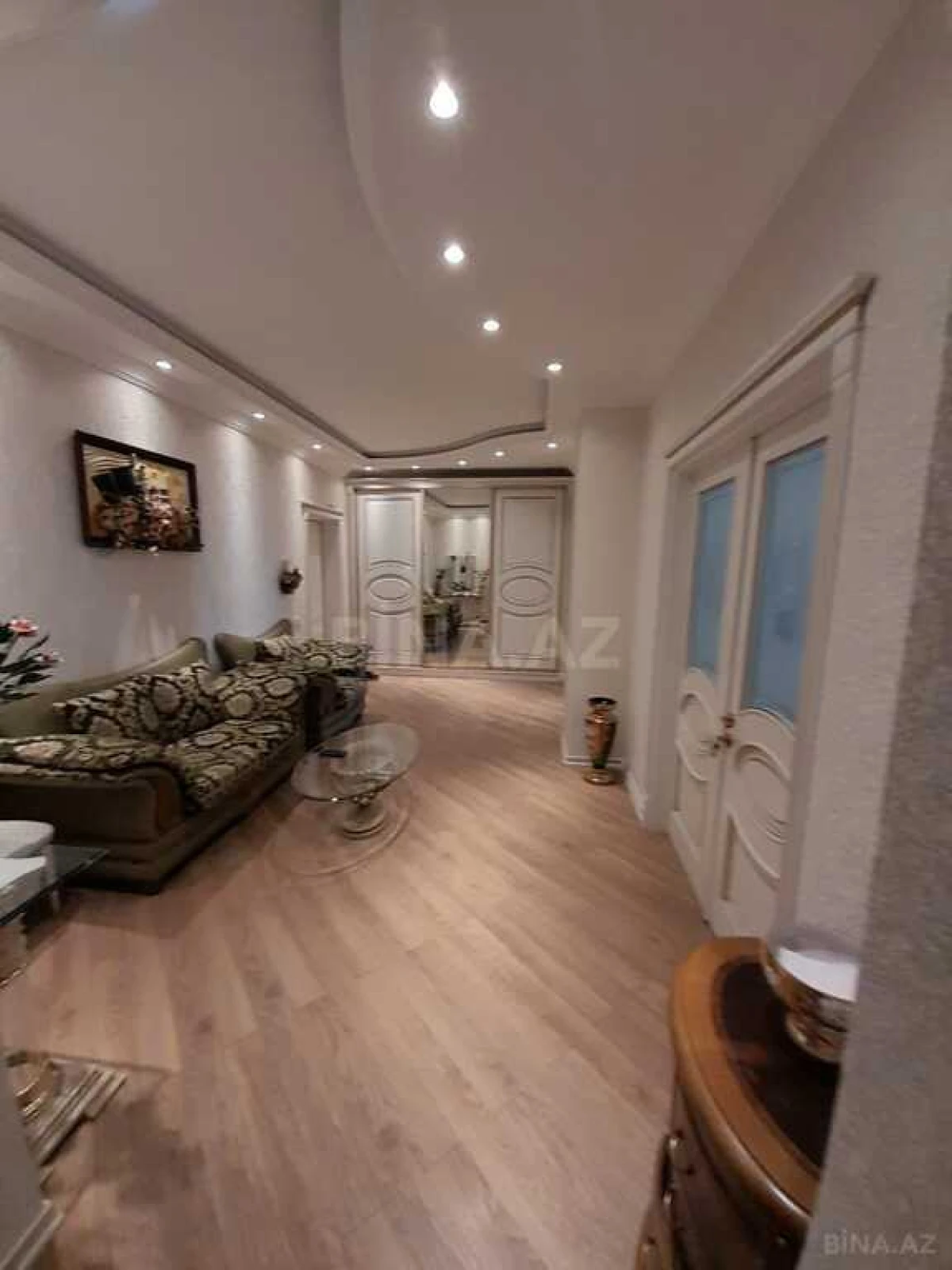 Satılır 4 otaqlı mənzil 205 m²
