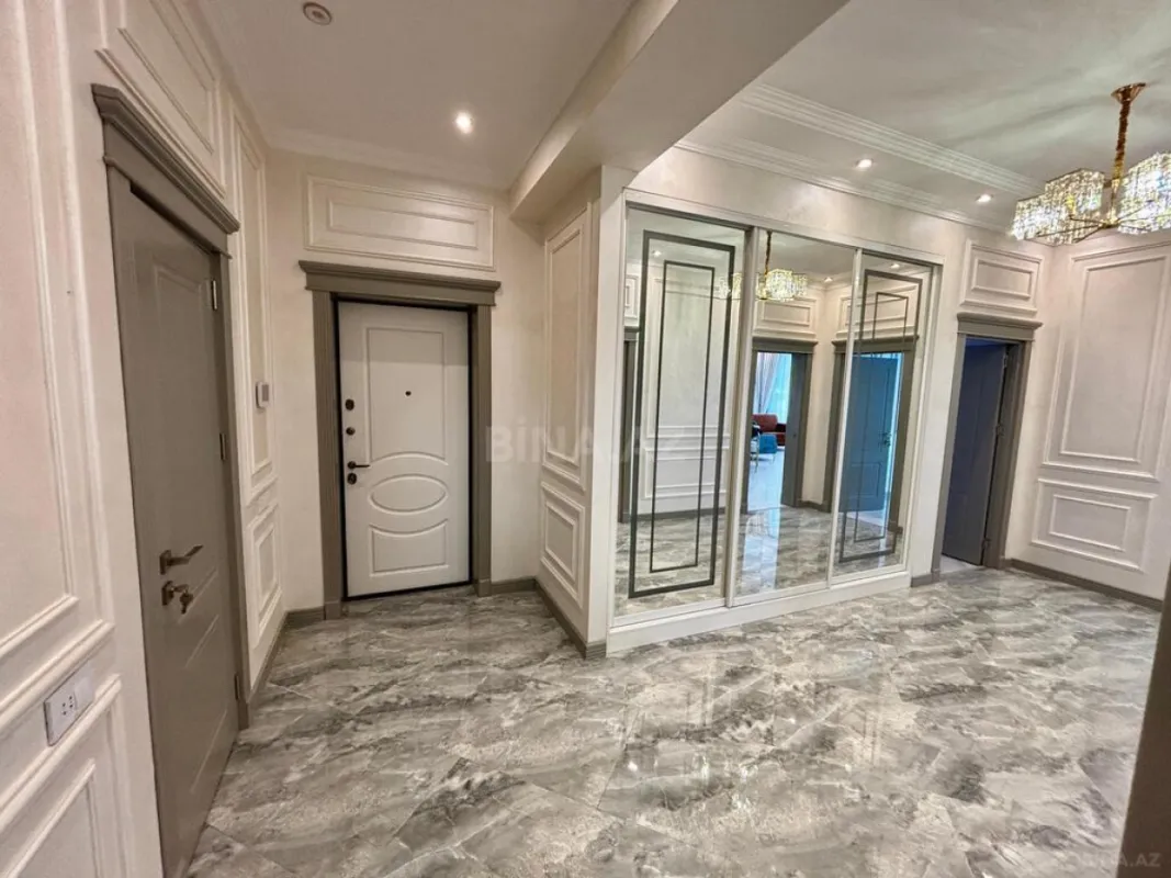 Satılır 4 otaqlı mənzil 165.7 m²