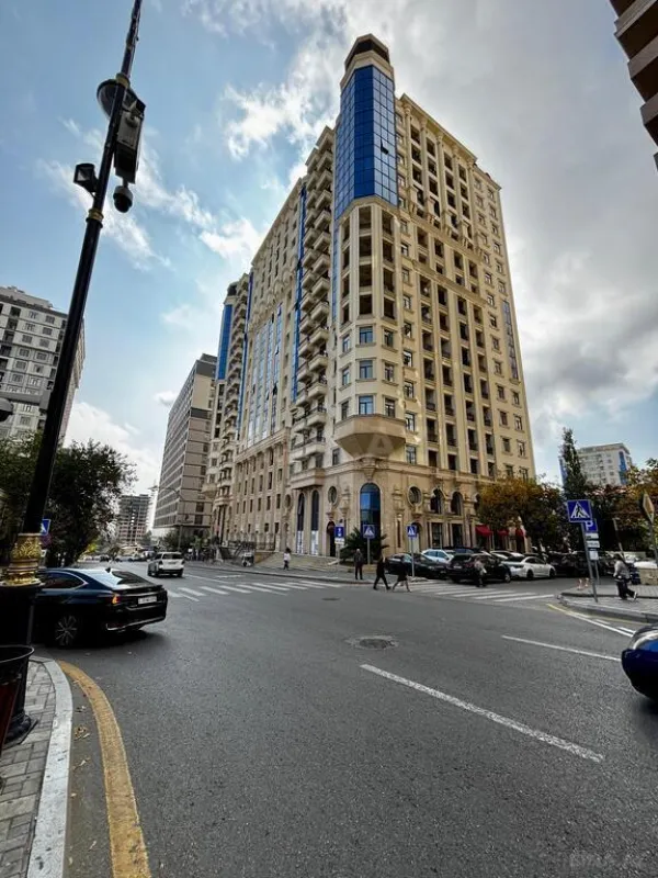Satılır 4 otaqlı mənzil 165.7 m²