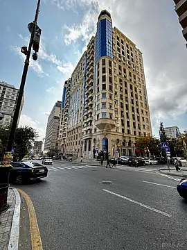 Satılır 4 otaqlı mənzil 165.7 m²