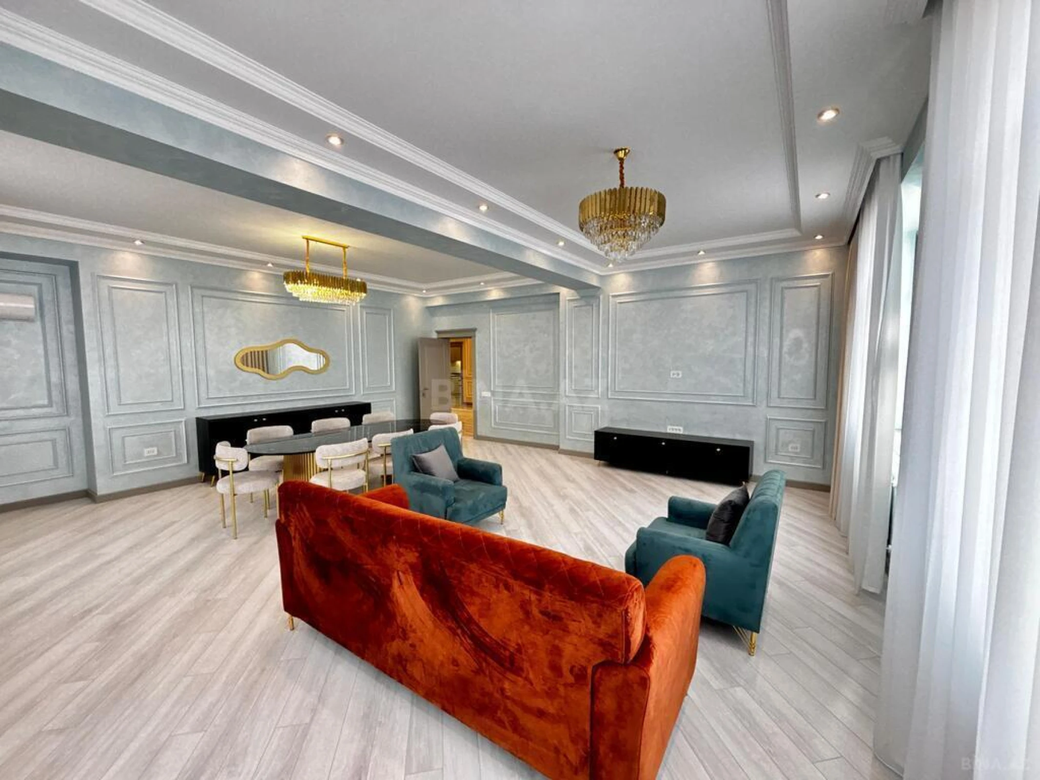 Satılır 4 otaqlı mənzil 165.7 m²
