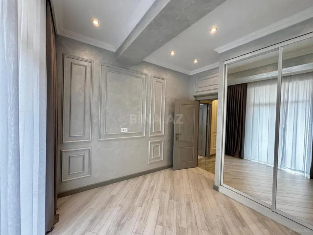 Satılır 4 otaqlı mənzil 165.7 m²