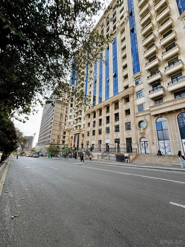 Satılır 4 otaqlı mənzil 165.7 m²