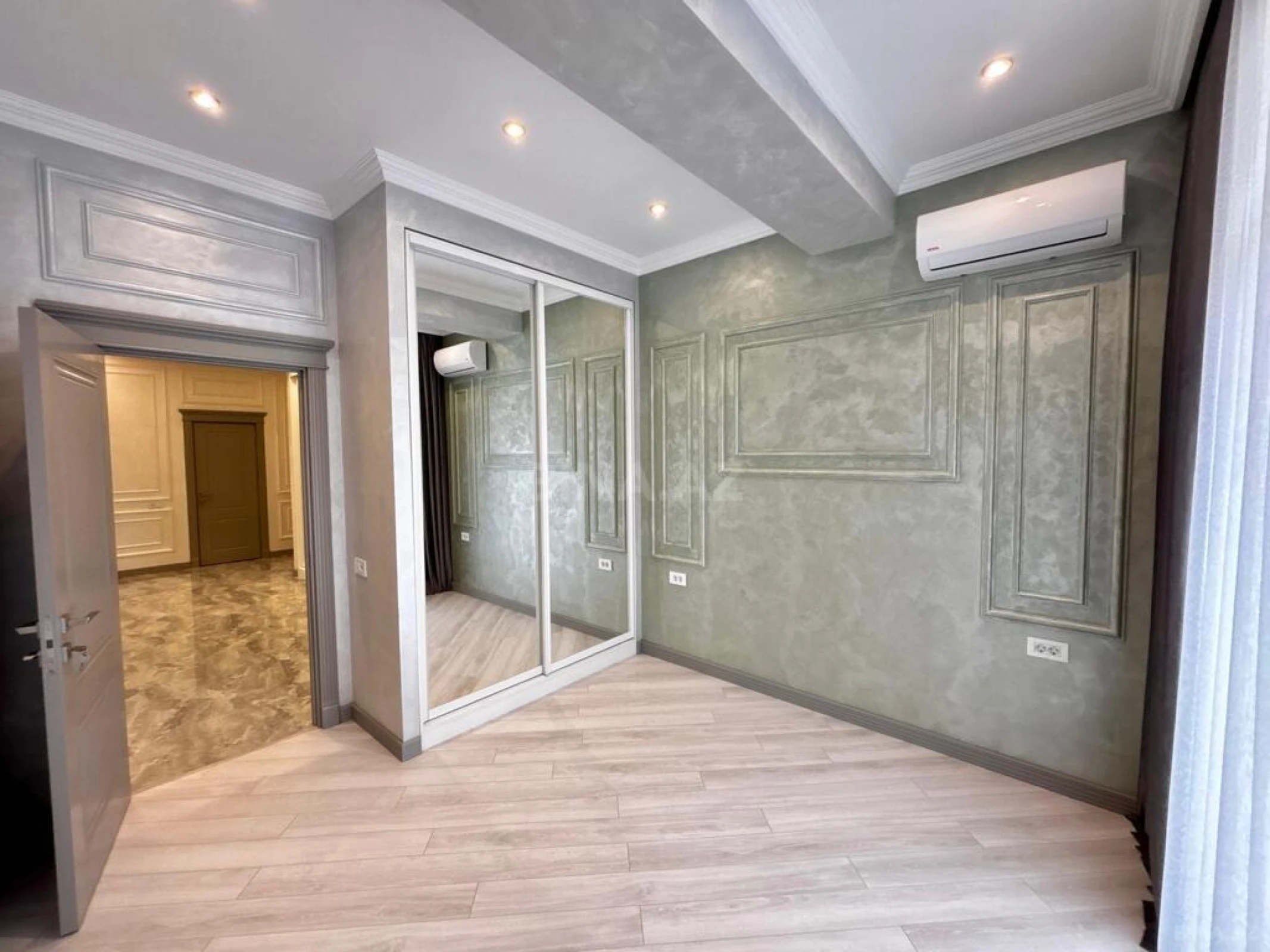 Satılır 4 otaqlı mənzil 165.7 m²