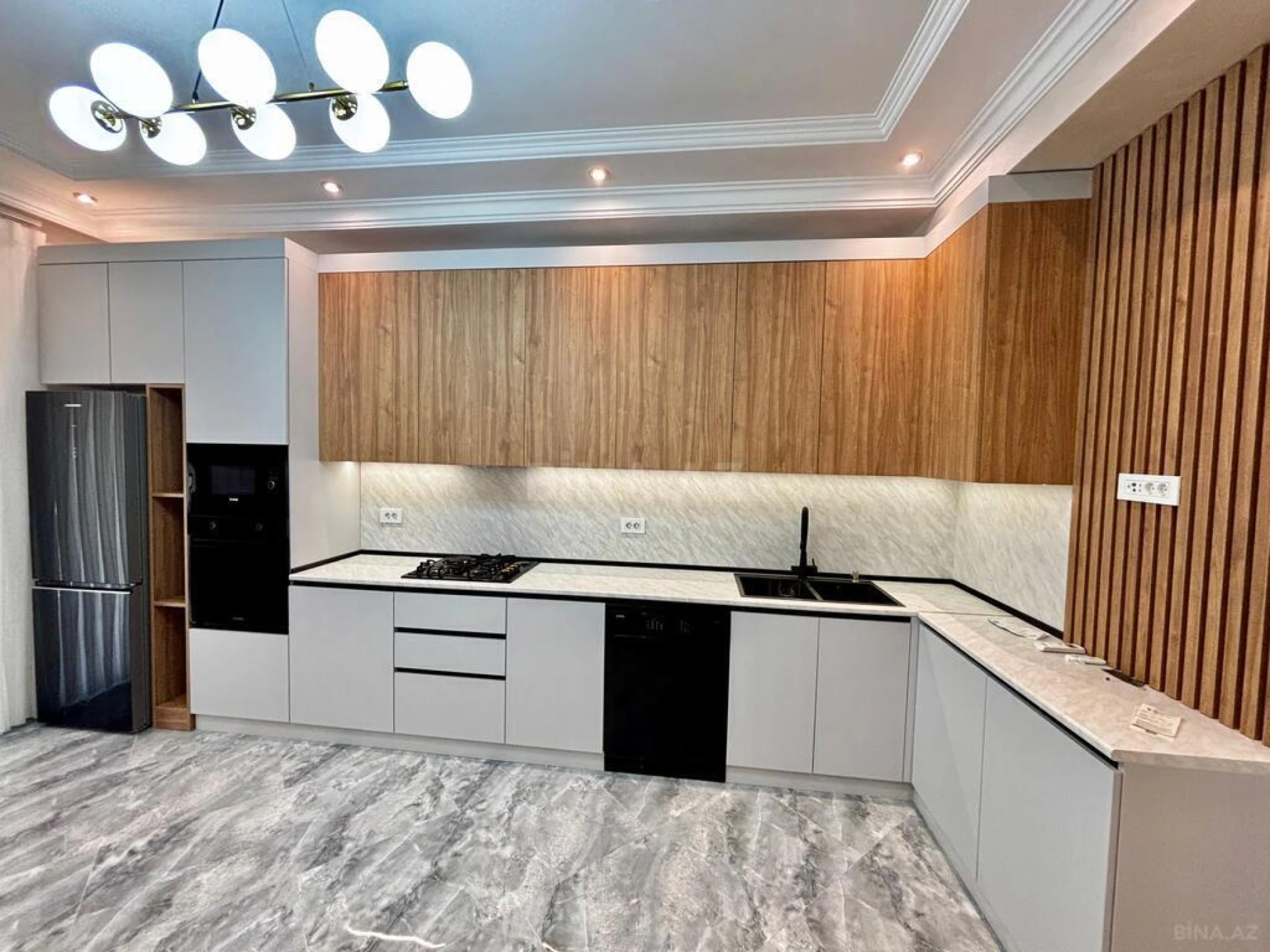 Satılır 4 otaqlı mənzil 165.7 m²