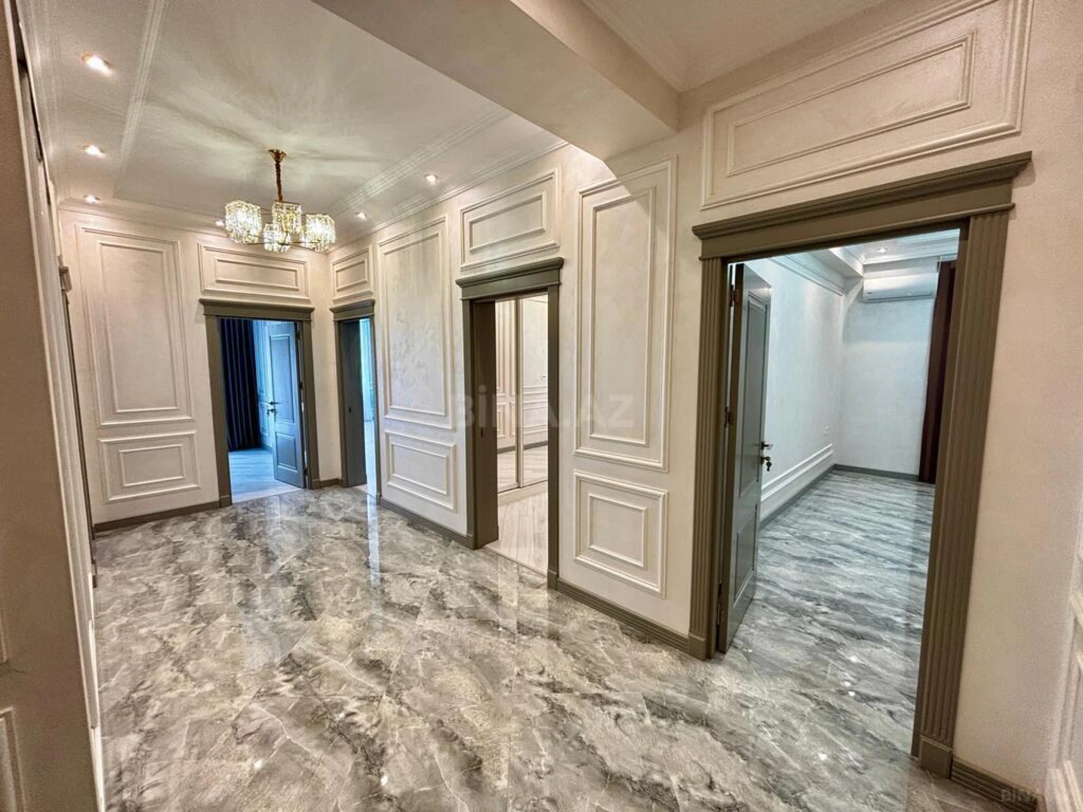 Satılır 4 otaqlı mənzil 165.7 m²