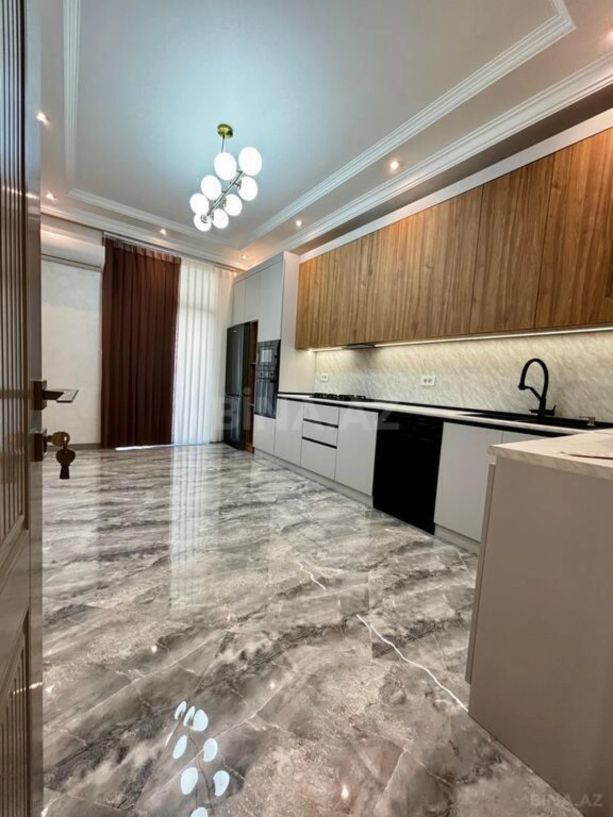 Satılır 4 otaqlı mənzil 165.7 m²