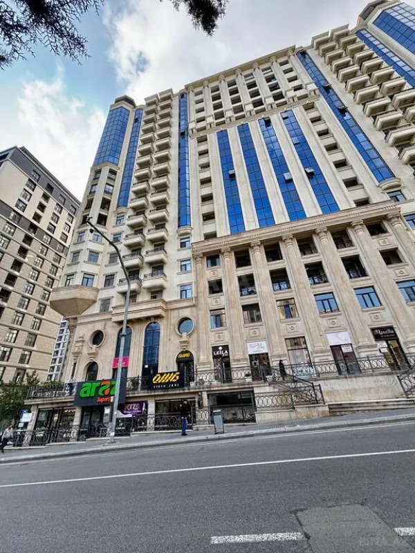 Satılır 4 otaqlı mənzil 165.7 m²