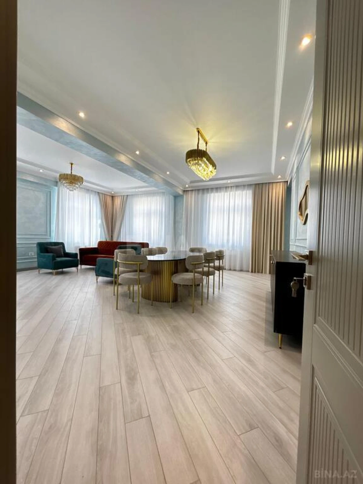 Satılır 4 otaqlı mənzil 165.7 m²
