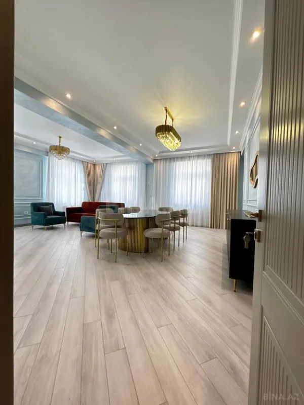 Satılır 4 otaqlı mənzil 165.7 m²