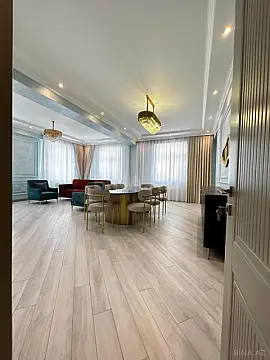 Satılır 4 otaqlı mənzil 165.7 m²