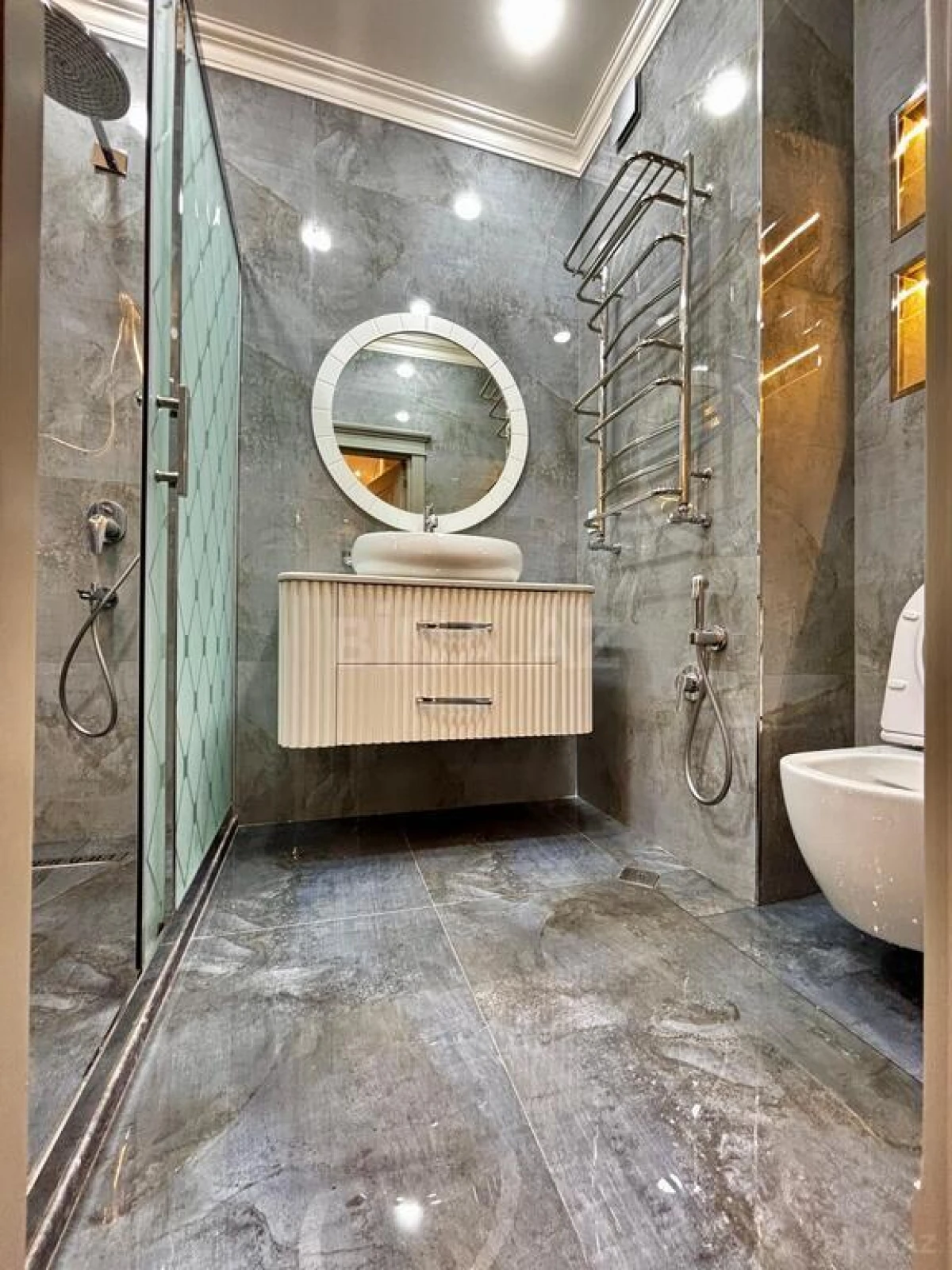 Satılır 4 otaqlı mənzil 165.7 m²