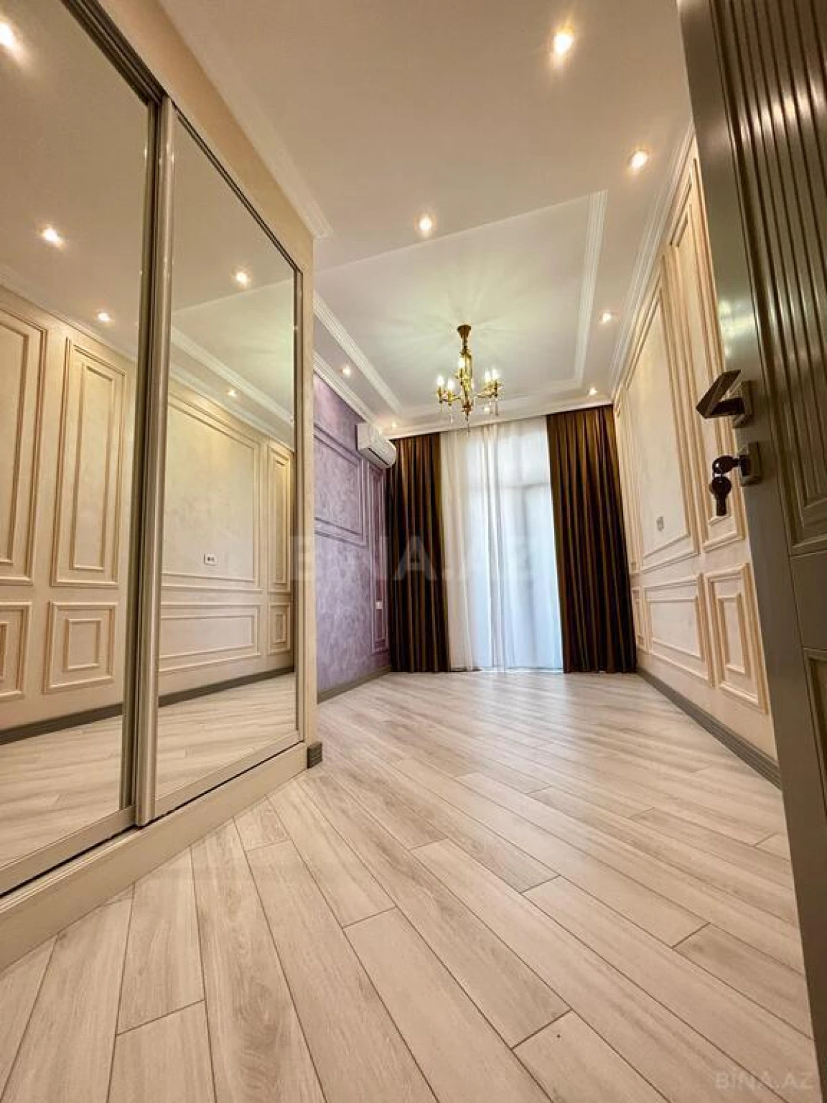 Satılır 4 otaqlı mənzil 165.7 m²