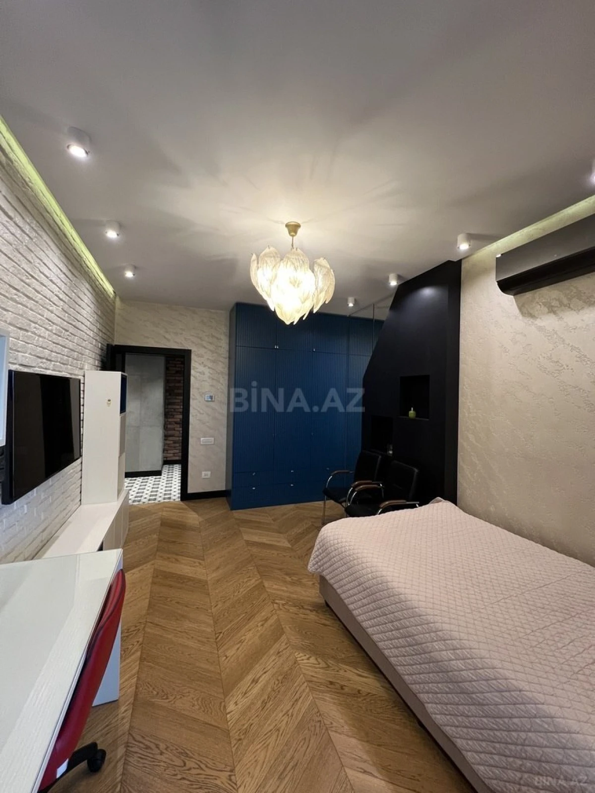 Satılır 4 otaqlı mənzil 147 m²