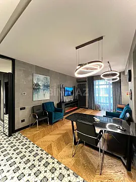 Satılır 4 otaqlı mənzil 147 m²