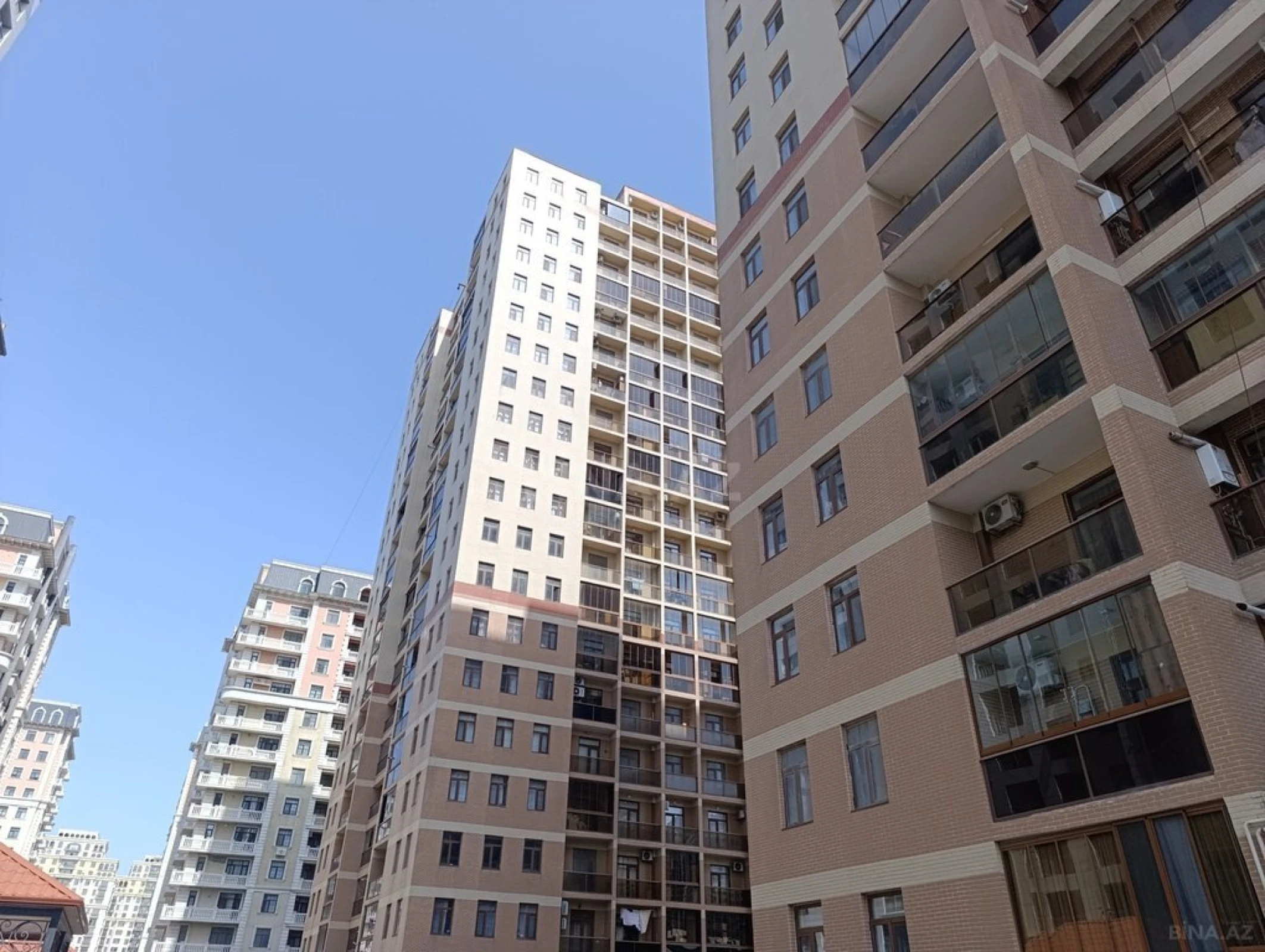 Satılır 3 otaqlı mənzil 139 m²