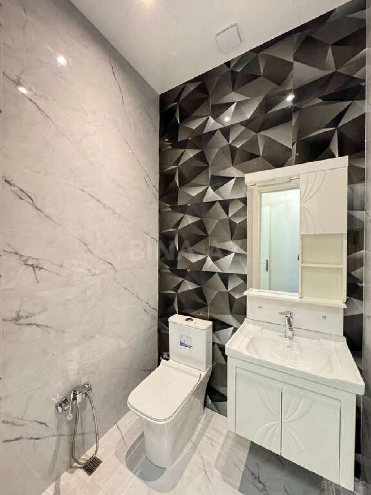 Satılır 5 otaqlı həyət evi 450 m²