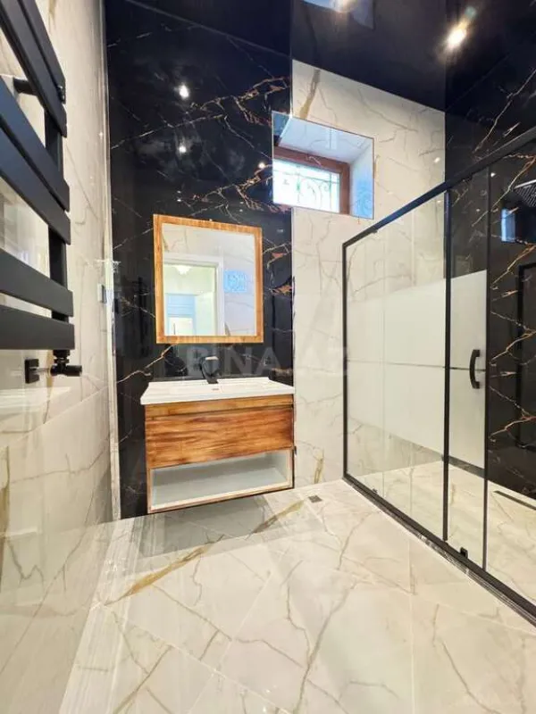 Satılır 5 otaqlı həyət evi 450 m²