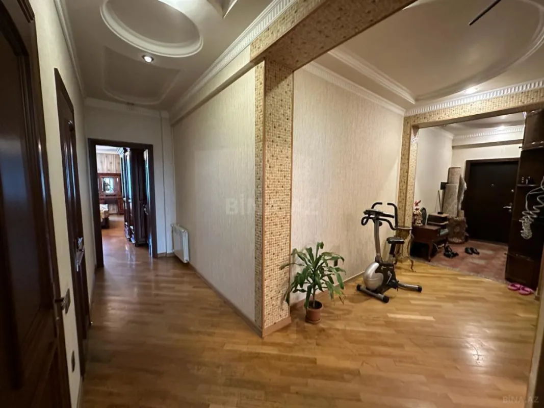 Satılır 2 otaqlı mənzil 106 m²