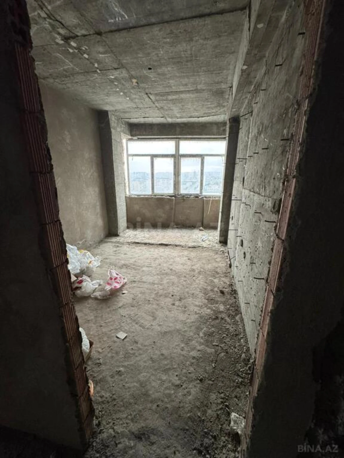 Satılır 4 otaqlı mənzil 171 m²