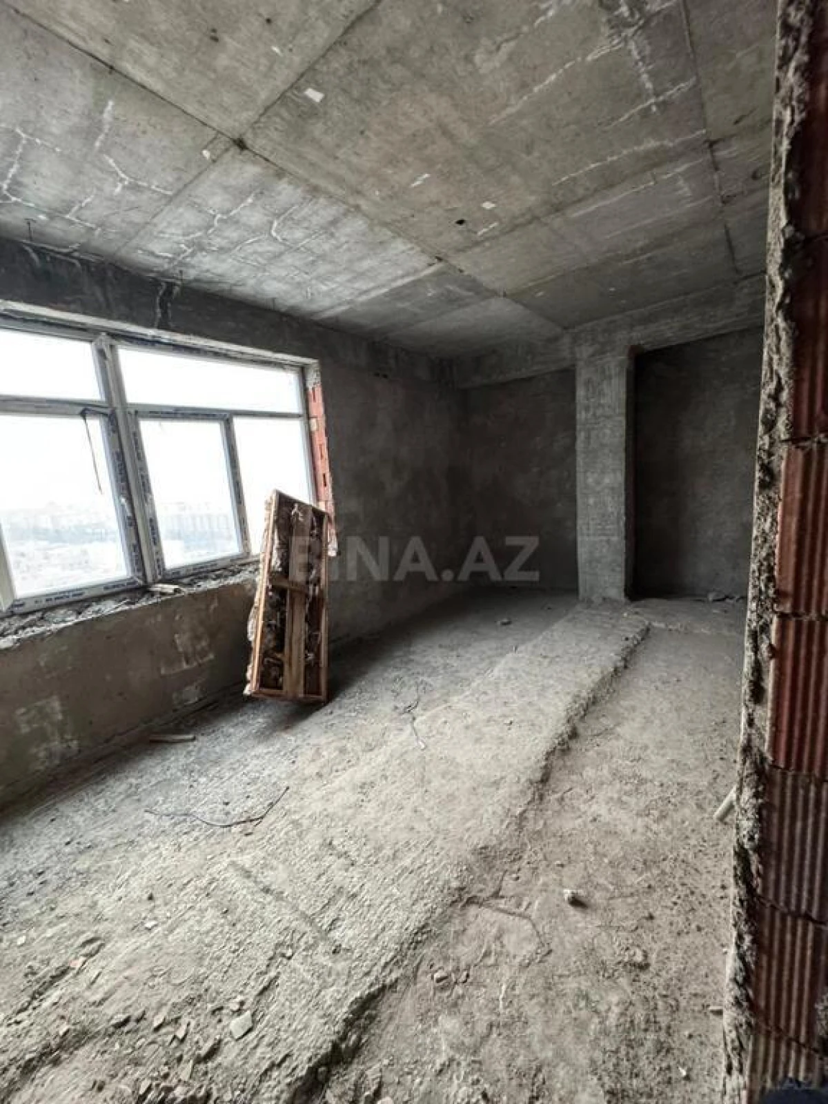 Satılır 4 otaqlı mənzil 171 m²