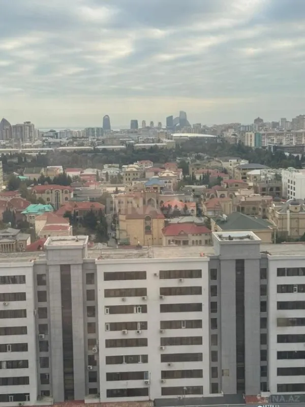 Satılır 4 otaqlı mənzil 171 m²