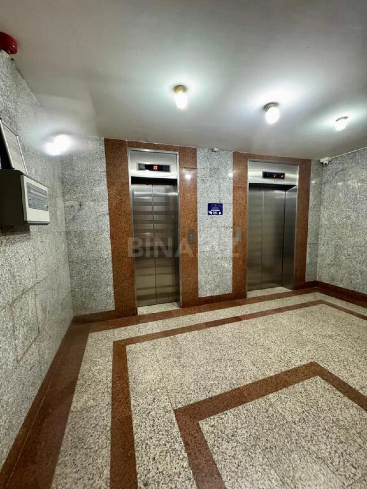 Satılır 4 otaqlı mənzil 220 m²