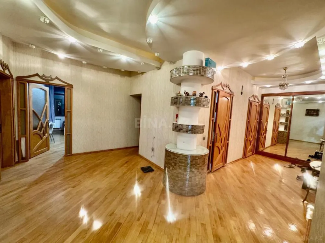 Satılır 4 otaqlı mənzil 220 m²