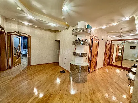 Satılır 4 otaqlı mənzil 220 m²