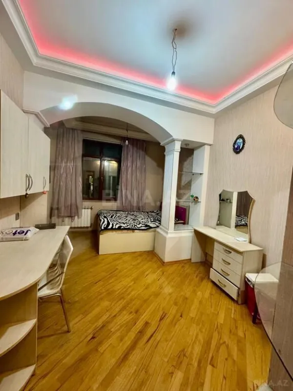 Satılır 4 otaqlı mənzil 220 m²