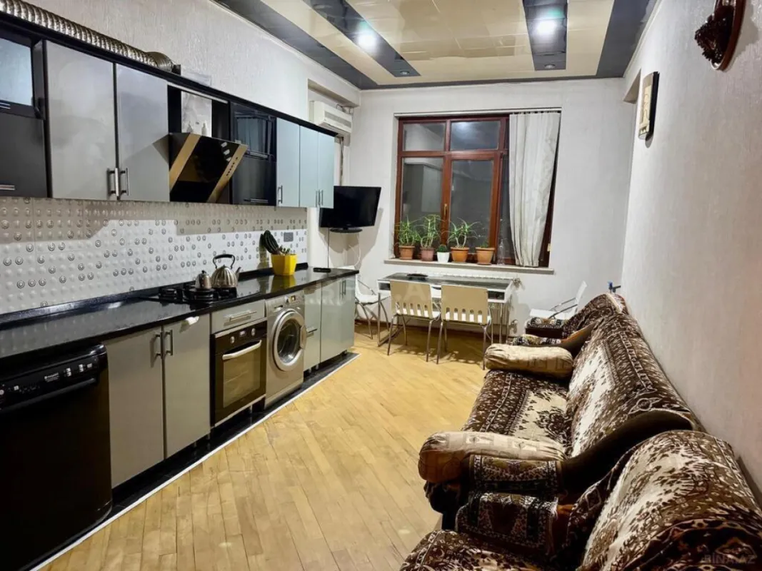 Satılır 4 otaqlı mənzil 220 m²