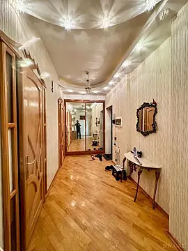 Satılır 4 otaqlı mənzil 220 m²