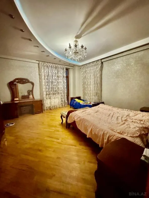 Satılır 4 otaqlı mənzil 220 m²