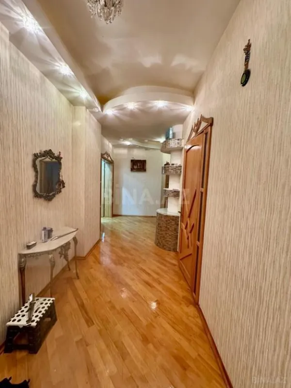 Satılır 4 otaqlı mənzil 220 m²