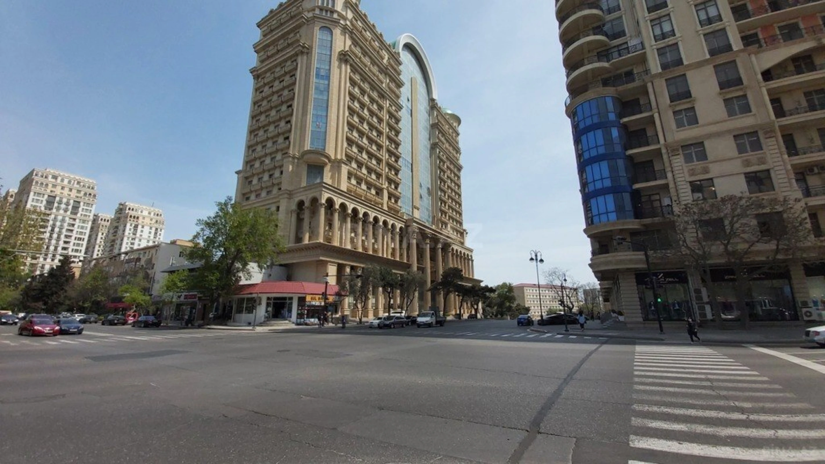 Satılır 4 otaqlı mənzil 220 m²