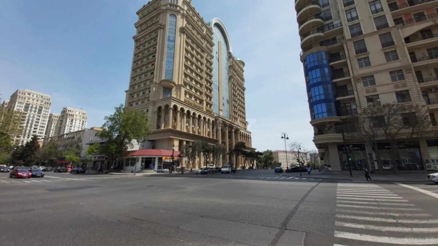 Satılır 4 otaqlı mənzil 220 m²