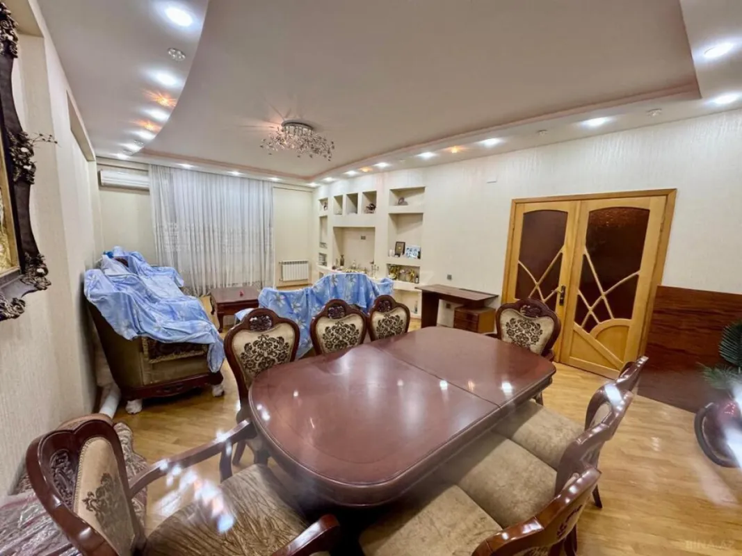 Satılır 4 otaqlı mənzil 220 m²