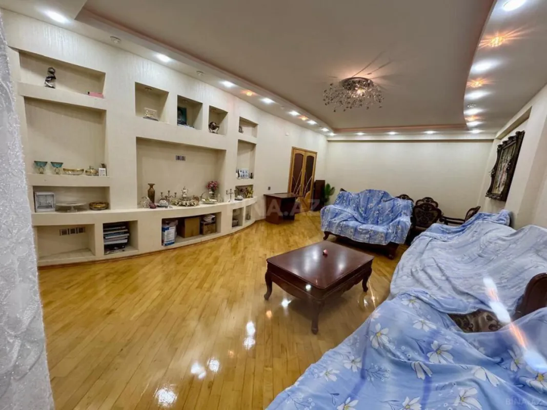 Satılır 4 otaqlı mənzil 220 m²