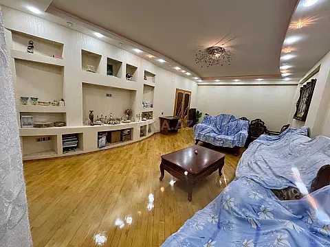 Satılır 4 otaqlı mənzil 220 m²