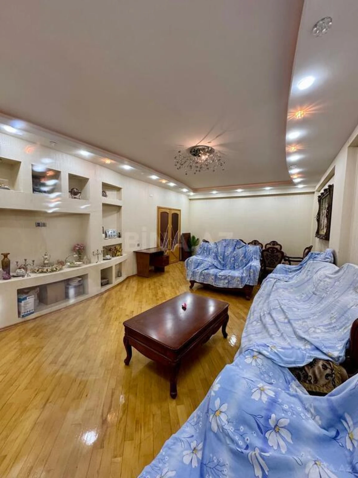 Satılır 4 otaqlı mənzil 220 m²